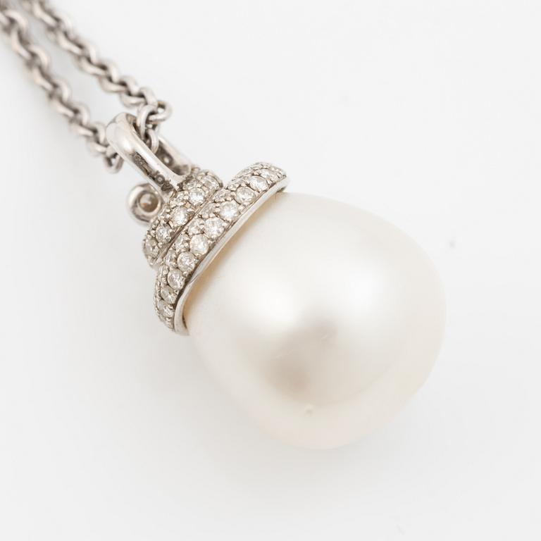 Necklace in 18K white gold with a cultured South Sea pearl and brilliant-cut diamonds. Jovenia.