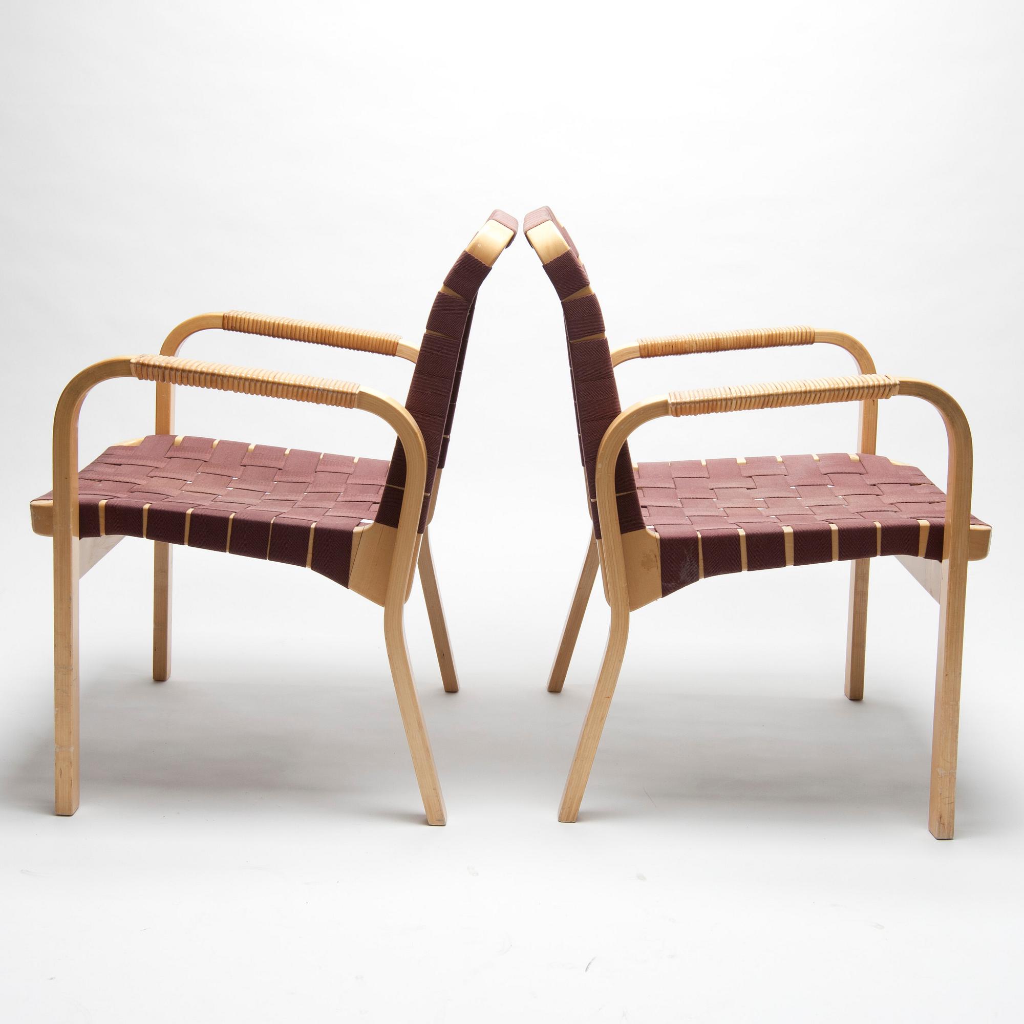 KARMSTOLAR, ett par, modell 45, Alvar Aalto, Artek. 1900-talets senare hälft.