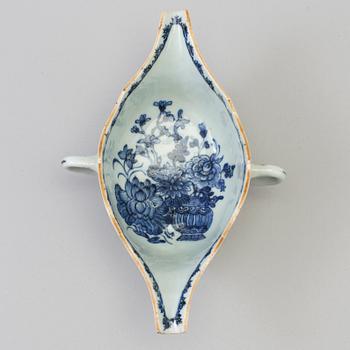 A blue and white export porcelain saucer, Qing dynasty, Qianlong (1736-95).