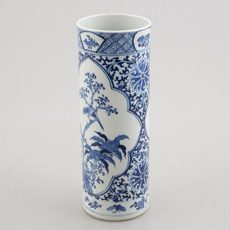 A blue and white porcelain vase, China Qing dynasty, 19th century.