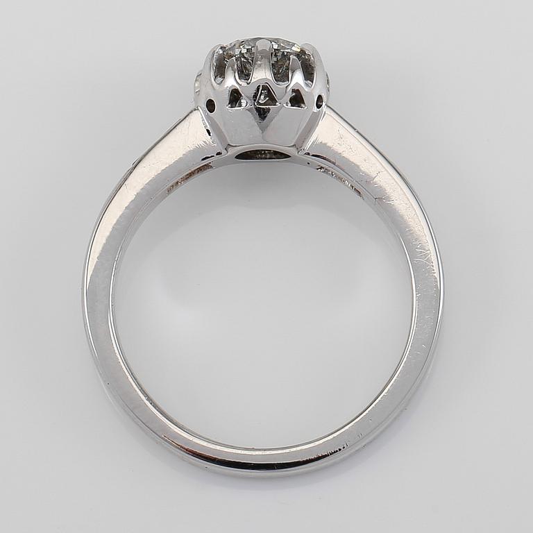 RING, 18K vitguld och diamanter tot ca 0.96 ct. varav en ca 0.77 ct.