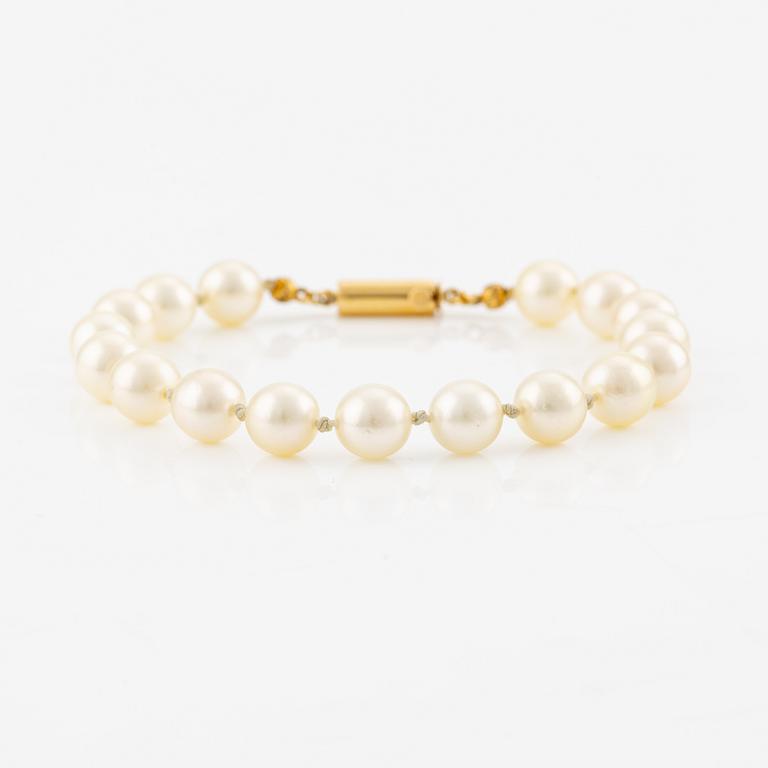 Bracelet, with cultured pearls, 18K gold clasp.