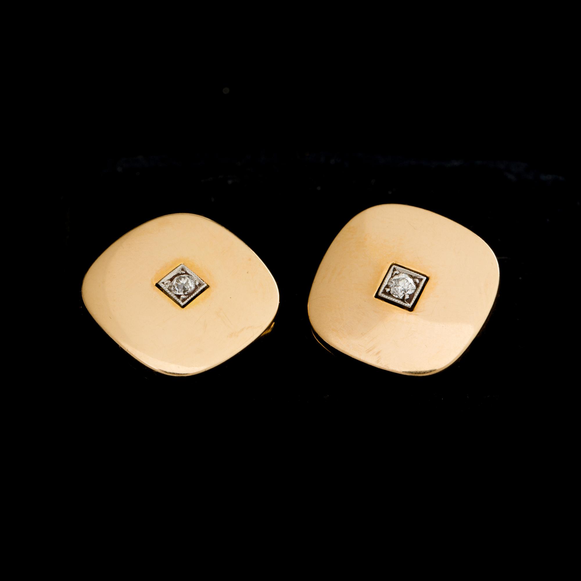 MANSCHETTKNAPPAR, ett par. 18K guld med vardera en liten diamant. Vikt totalt ca 6 gram.