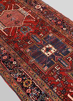 A semi-antique Heriz runner carpet, c. 482 x 104 cm.