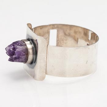 Helge Narsakka, A silver bracelet with an amethyst. For Kaunis Koru. Lahti 1963.