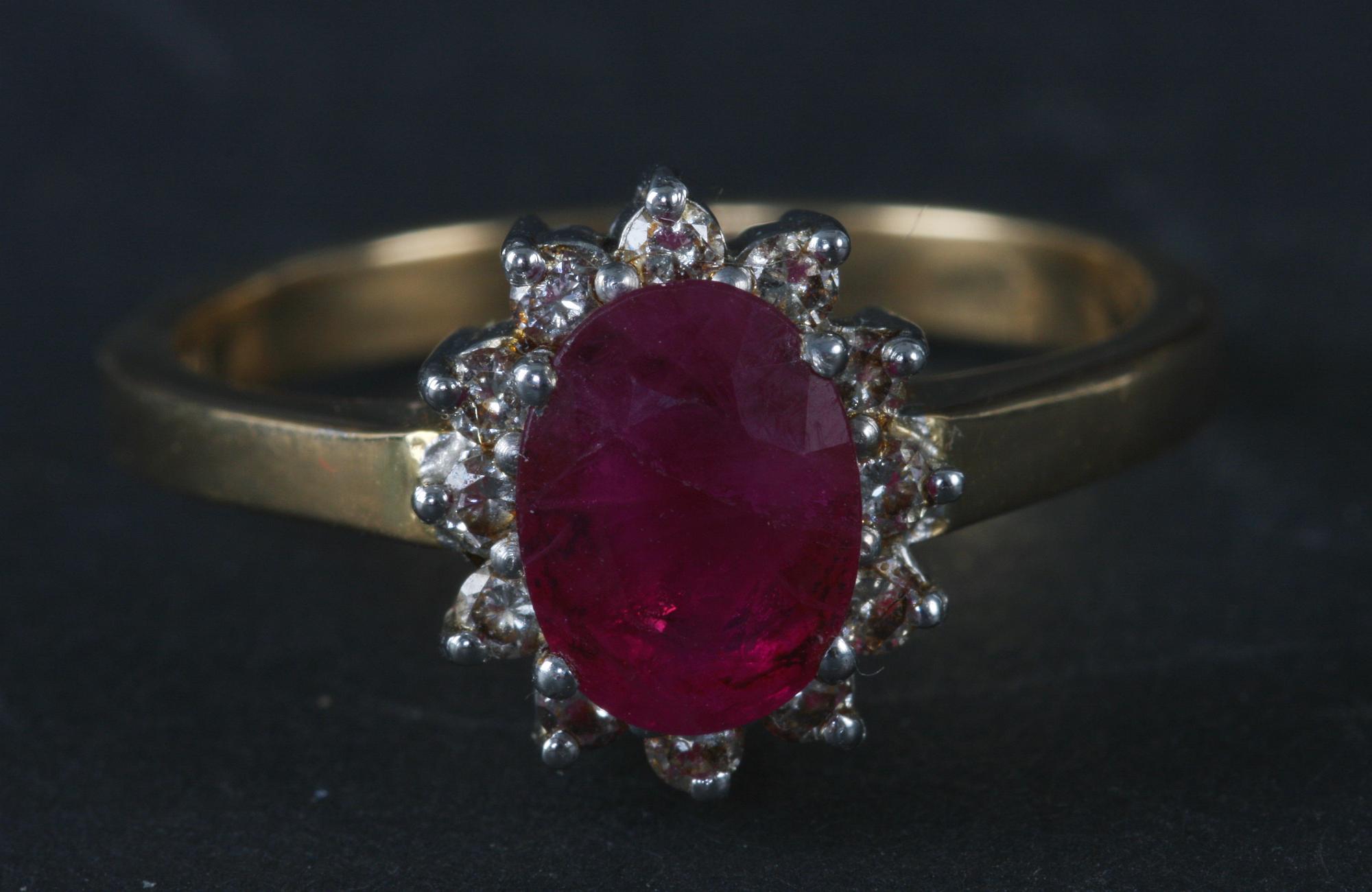 RING, guld 18K med diamanter och röd sten.
