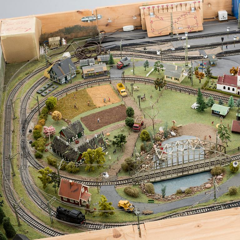 MÄRKLINBANA MED MÄRKLINTÅG. Bland annat tågset Märklin H0 28703. 1900-talets andra hälft.