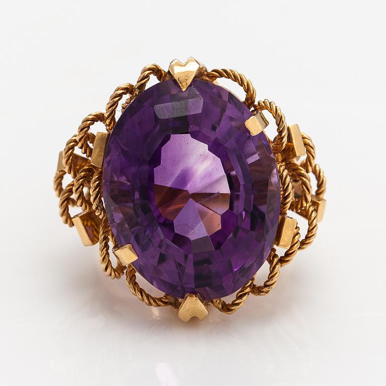 An 18K gold cocktail ring with an amethyst.