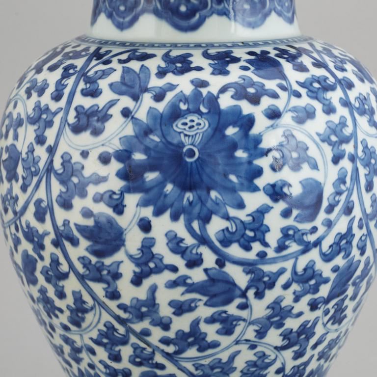 A blue and white jar with cover, Qing dynasty, 18th Century.