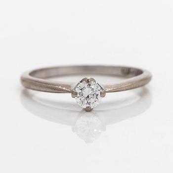 A. Tillander, sormus, 18K kultaa ja briljanttihiottu timantti, Helsinki 1973.