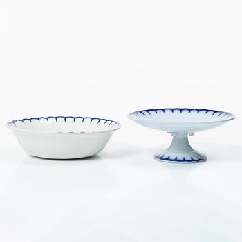 Wilhelm Kåge, 35 pieces of a 'Liljeblå' service, Gustafsberg, Sweden, 1918-1936.
