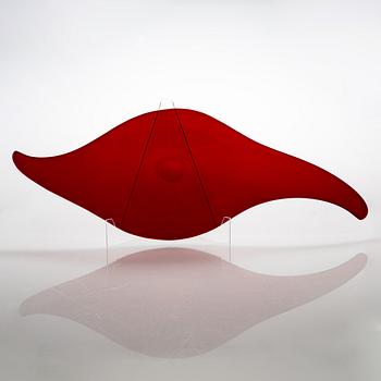 Brita Flander, glasskulptur, "Red", unik, ur "Serafimer"-serien, signerad B. Flander / US. Notsjö Nuutajärvi 1995.