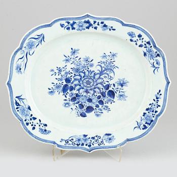 A Chinese blue and white porcelain european silver shaped export dish, Qing dynasty, Qianlong (1736-1795).