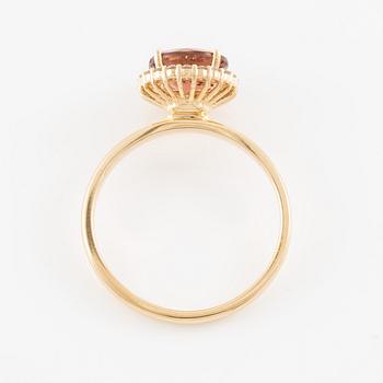 Ring in 14K gold with tourmaline and brilliant-cut diamonds.