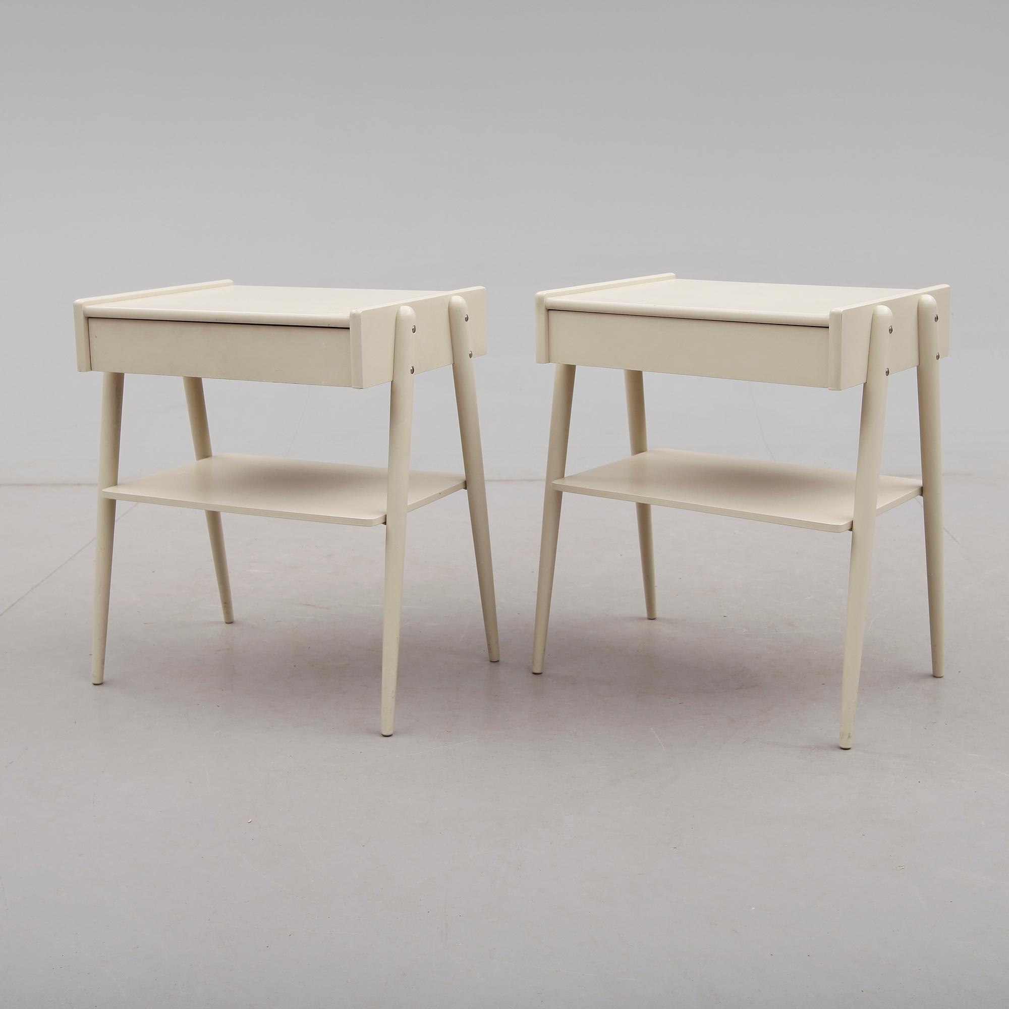 SÄNGBORD, 1 par, Carlströms & Co., 1900-talets andra hälft.