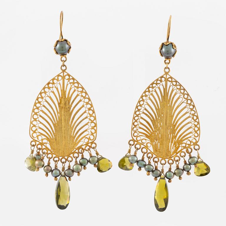 Yvone Christa, två par örhängen, silver, med genombruten dekor, med imitationsstenar.