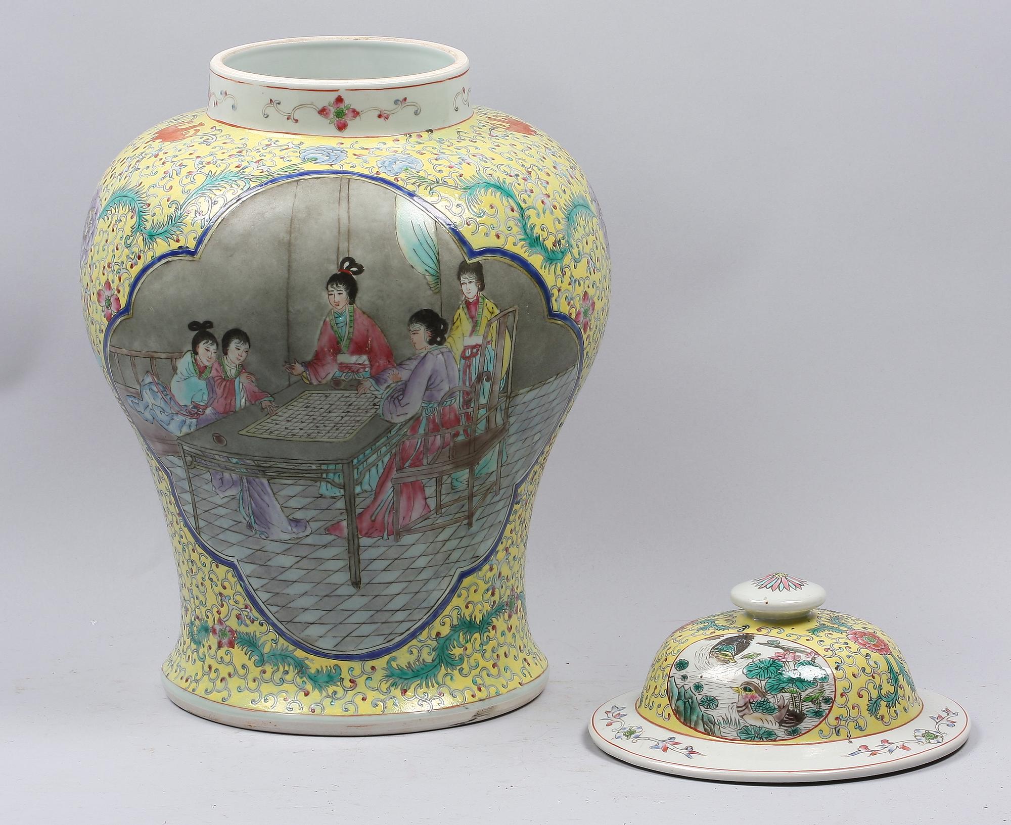 URNA MED LOCK, porslin. Kina.