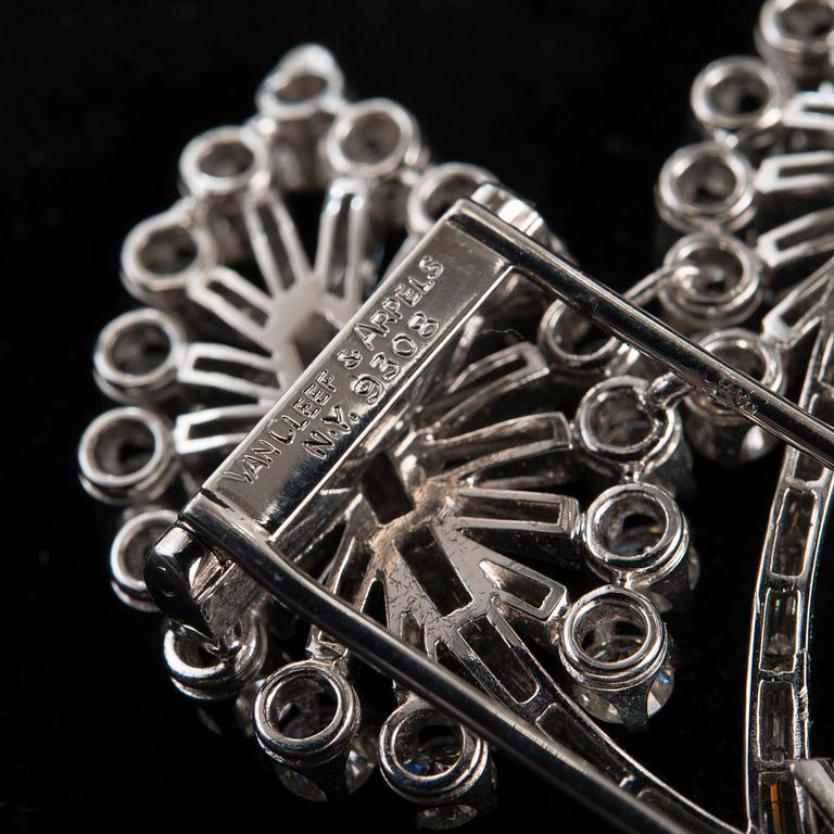 A BROOCH, Van Cleef & Arpels. 146 brilliant and baguette cut diamonds c. 13.50 ct ~ G-H/vs.