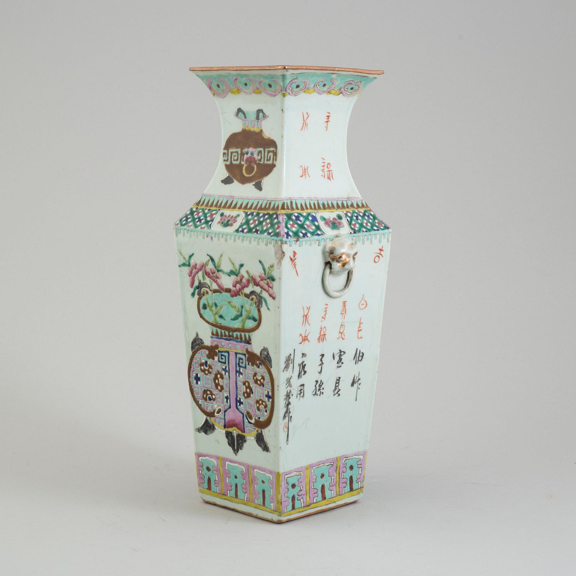 VAS, porslin. Kina, Qingdynastin, sent 1800-tal.