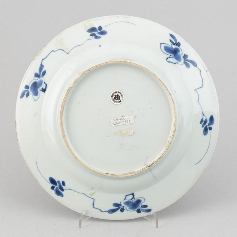 A set with 3 blue and white dinner plates, early 18th Century.