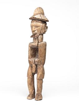 1146. FETISCH. Trä. Teke-stammen. Kongo omkring 1950. Höjd 59,5 cm.