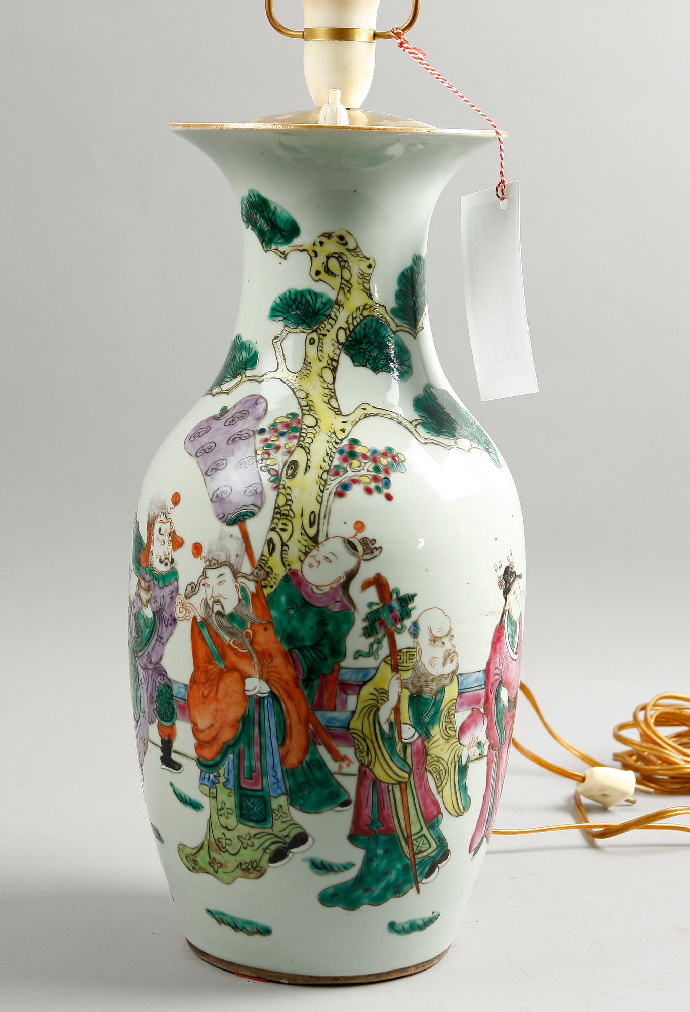 BORDSLAMPA/URNA. Kina, porslin. 1900-tal.