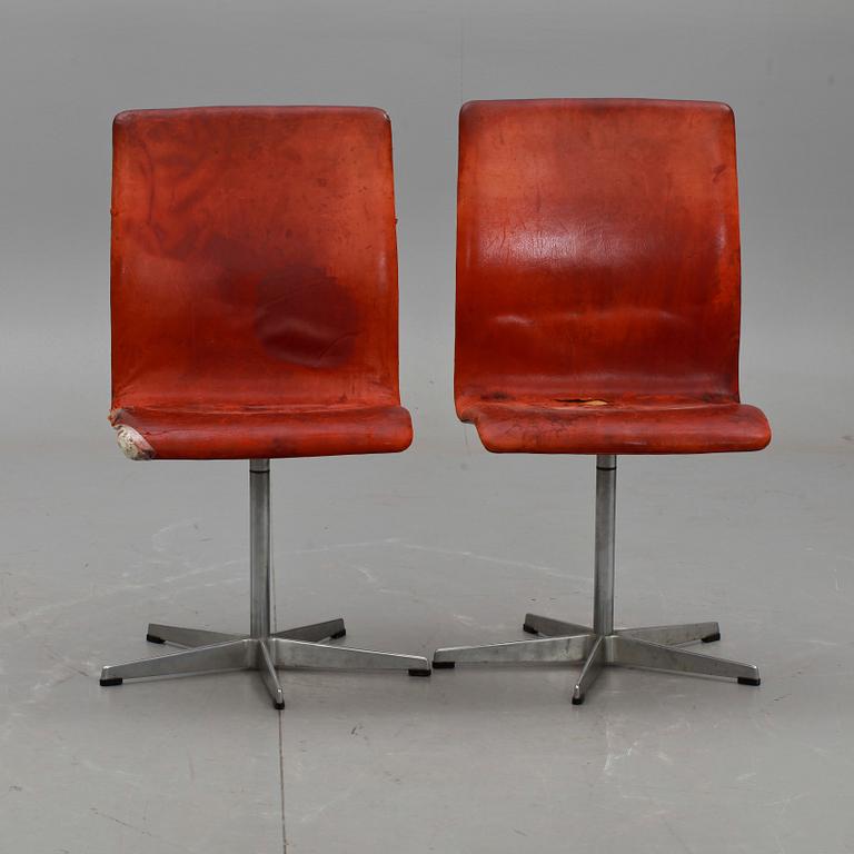 STOLAR, ett par, "Oxford", Arne Jacobsen, Fritz Hansen, Danmark, 1960-talets slut.