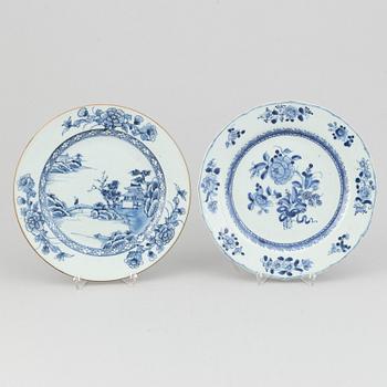 Tallrikar, fyra stycken (2+2), kompaniporslin. Qingdynastin, Qianlong (1736-95).
