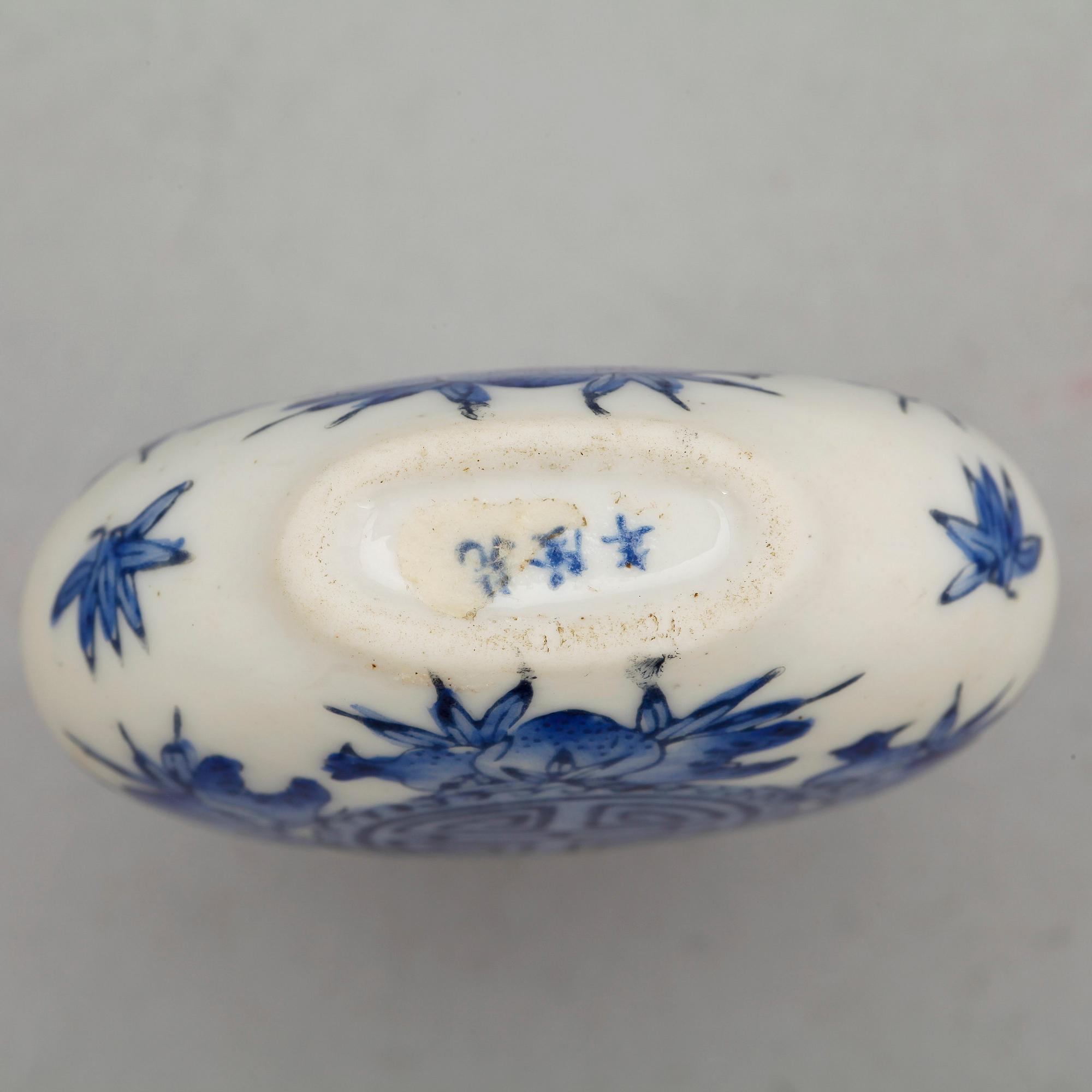 SNUSFLASKOR, sju stycken, porslin, glas, sten. Kina, 18/1900- tal.