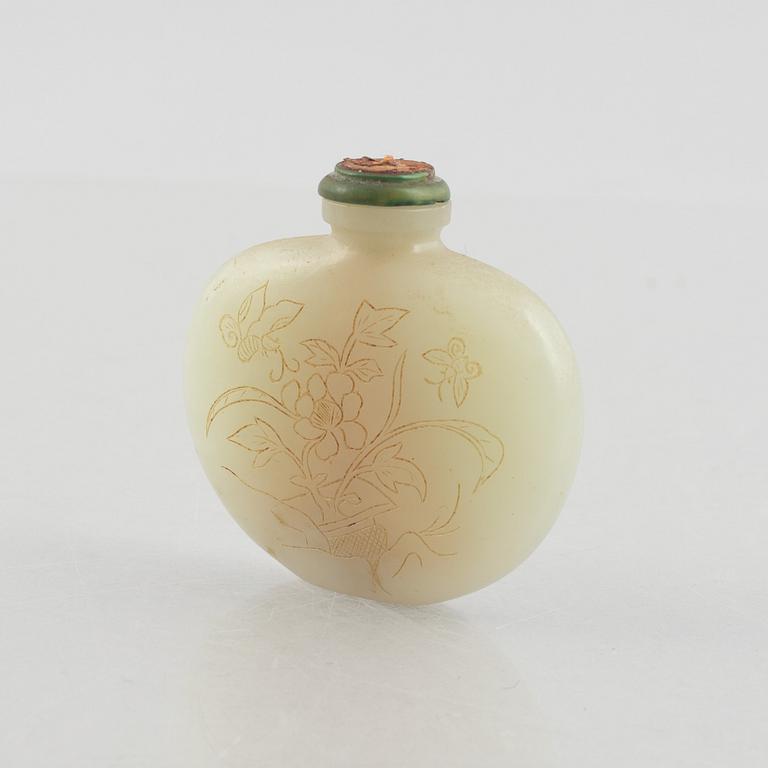 A group of three Chinese stone snuffbottles, 20th century.