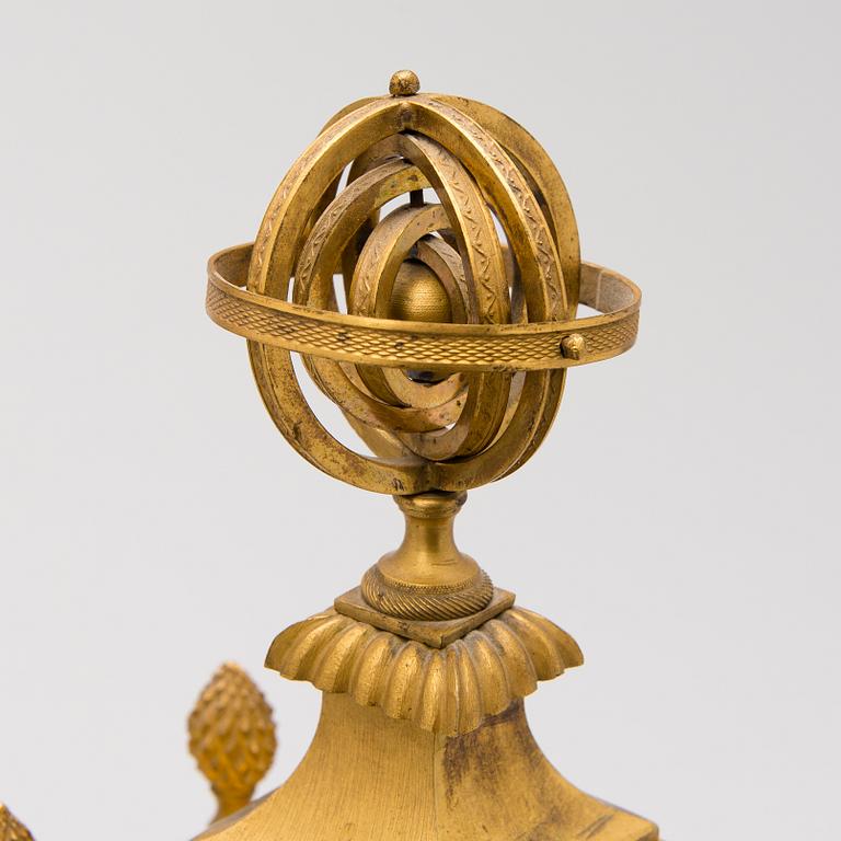 BORDSUR, brännförgylld brons, signerad Lepaute á Paris, 1700-talets slut/1800-talets början.