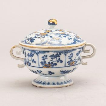 A blue and white equelle with cover, Qing dynasty, Kangxi (1662-1722).