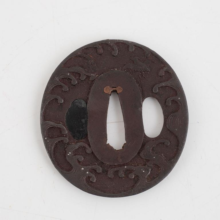 Tsuba, fyra stycken i kiri-box, järn och brons, 1700- och 1800-tal.