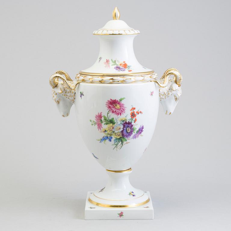 LOCKURNA, porslin, Fürstenberg, 1900-talets första hälft.