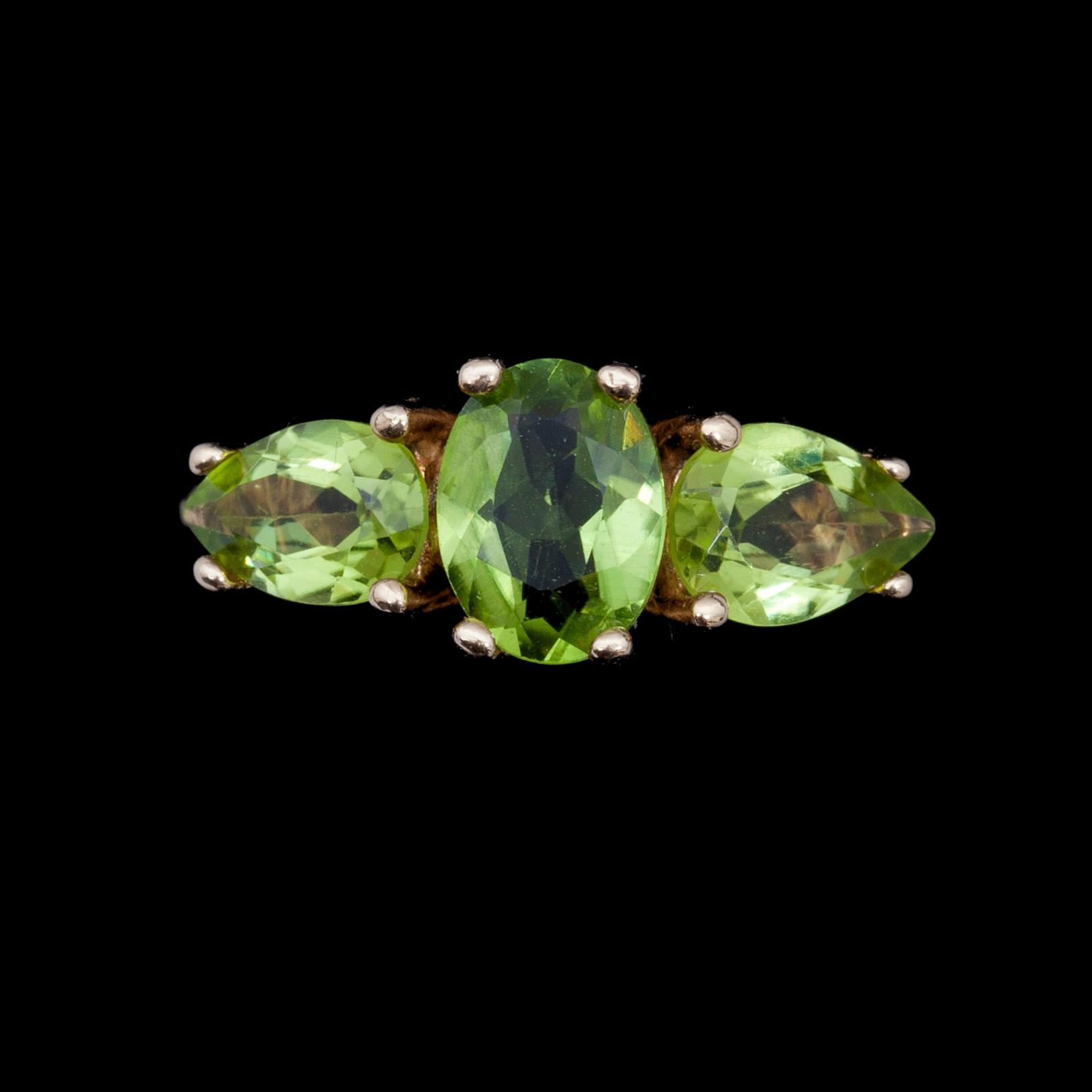 RING, 14k guld med 3 ovala peridoter tot ca2,5ct. Tot vikt ca 3,3g.