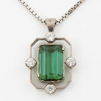 A pendant in 18K white gold with a faceted tourmaline.
