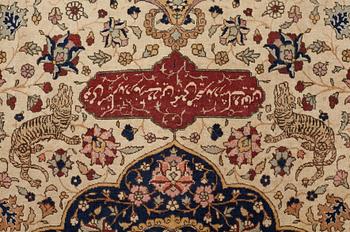 A CARPET, a semi-antique Tabriz, ca 466 x 328,5 cm.