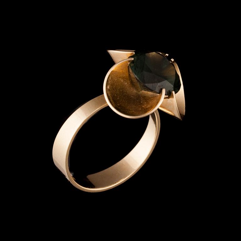 RING, 14K guld, syntetisk spinell, Elis Kauppi, Kupittaan Kulta. Vikt 4,5 g.