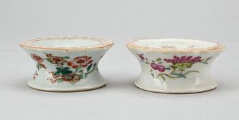 SALTKAR, två stycken, kompaniporslin. Qing dynastin, Qianlong (1736-95).