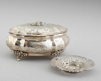 SKRIN SAMT NÅLFAT, silver, 1900-talets mitt. Vikt 277 g.