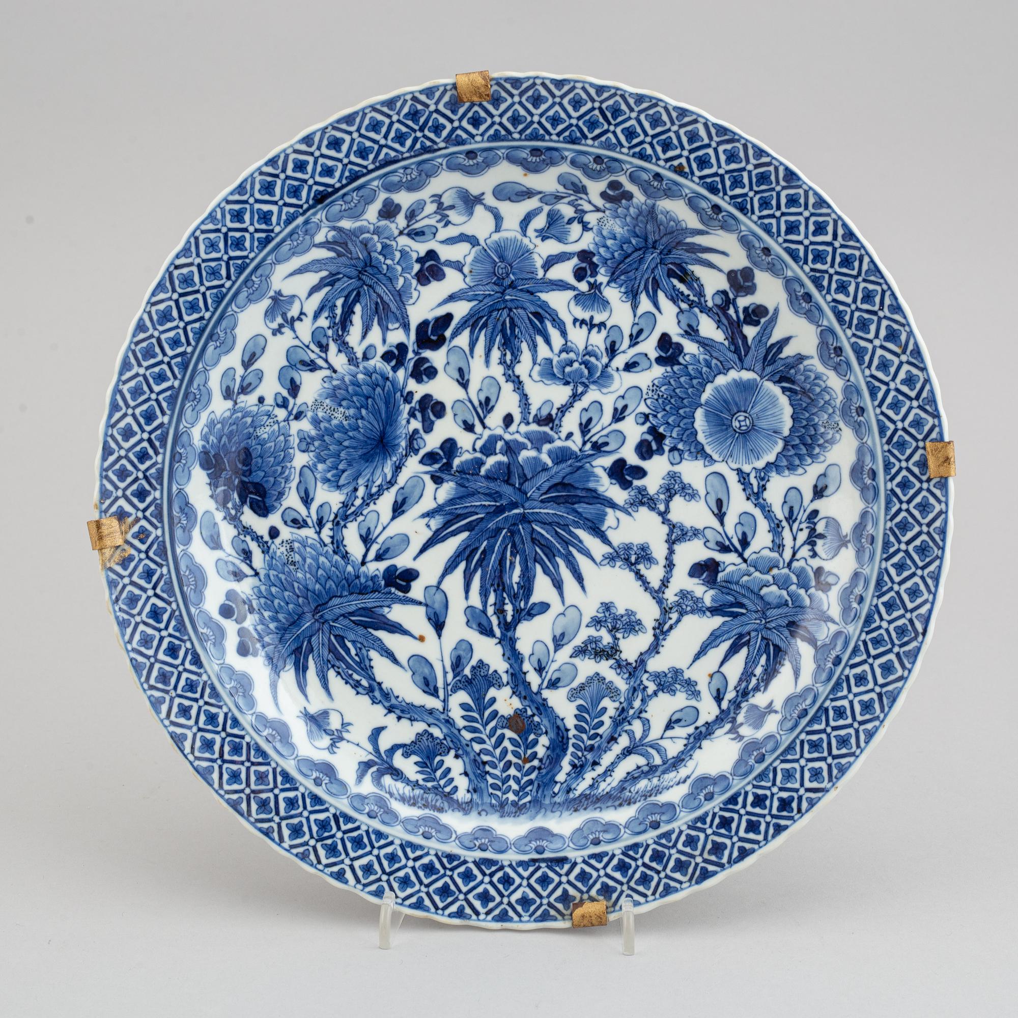 Two blue and white decorated plates, Qing dynasty, late 19th century.