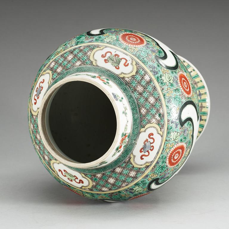 URNA, porslin. Qing dynastin, 1800-tal.