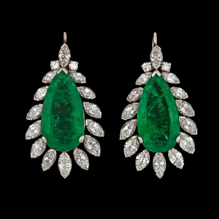 A pair of emerald and diamond earring pendants, app. tot. 4.50 cts.