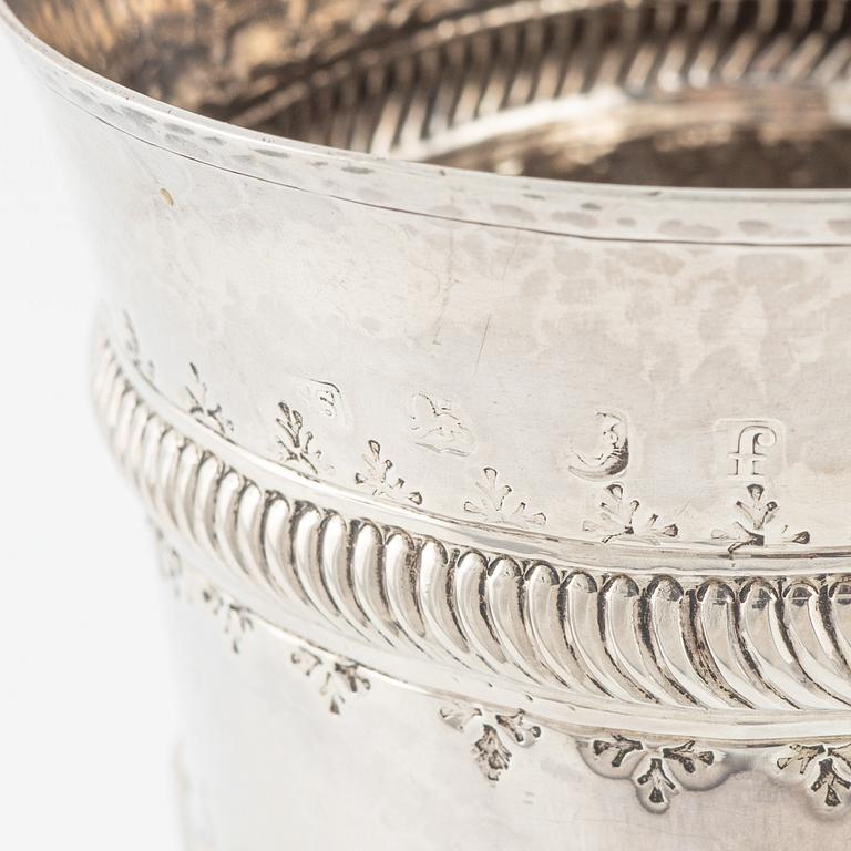 A British silver beaker, unclear makers mark, London 1821.