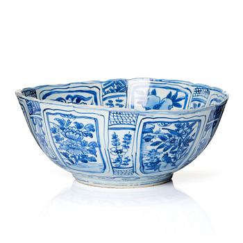 1144. A large blue and white kraak bowl, Ming dynasty, Wanli (1572-1622).