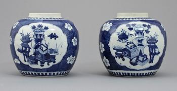 BOJAN, två st, porslin, Kina, Kangxi-stil, 1800/1900-tal.