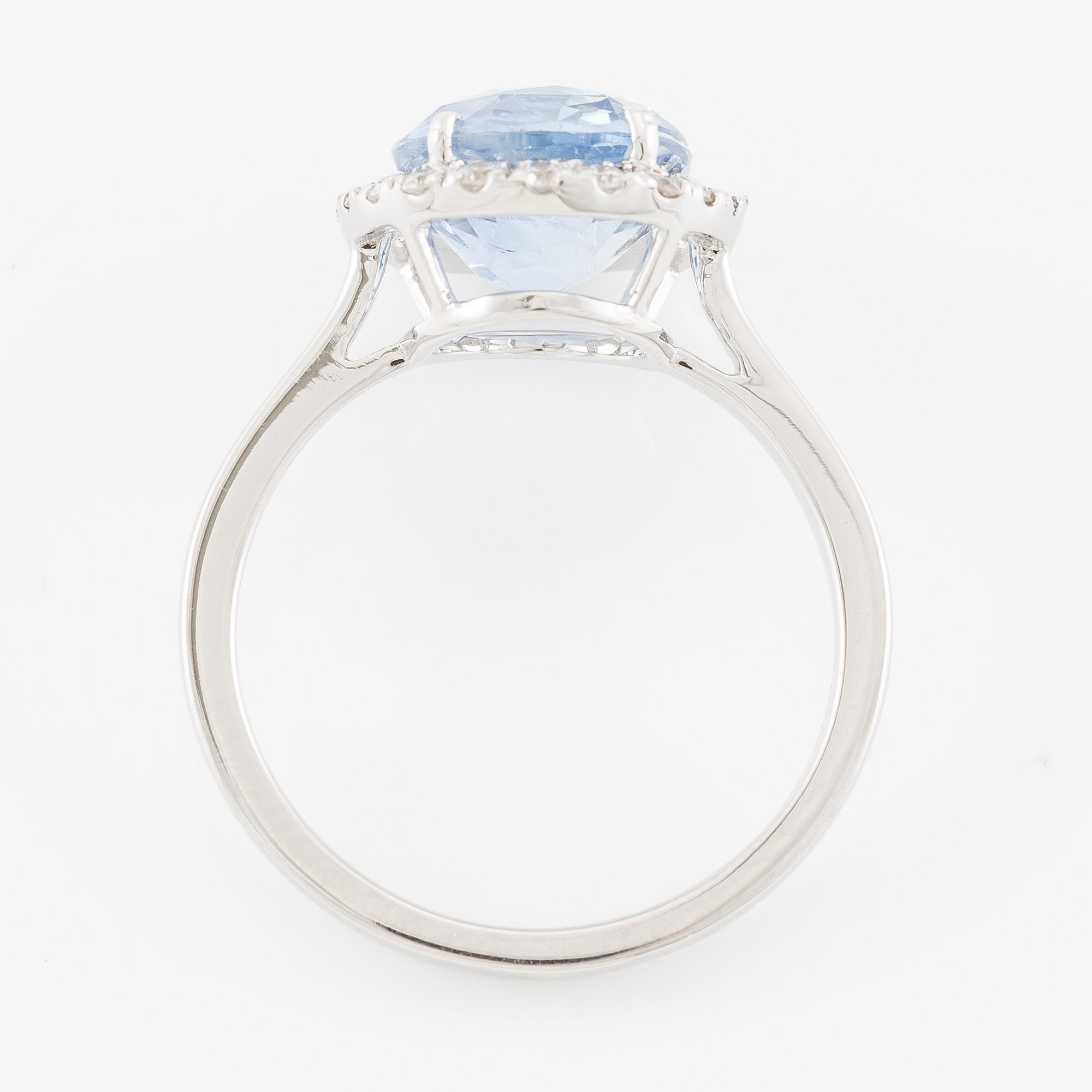 Ring 18K white gold with sapphire and brilliant-cut diamonds.