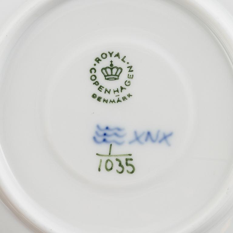 Kaffeservisdelar, porslin, 31 delar, "Musselmalet", helblonde, Royal Copenhagen, Danmark.