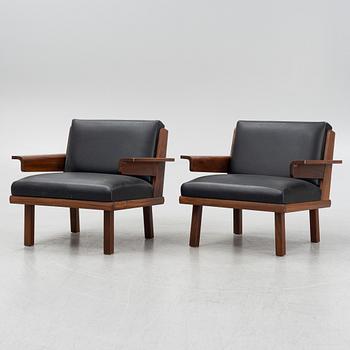 A pair of 1960's/70's armchairs.