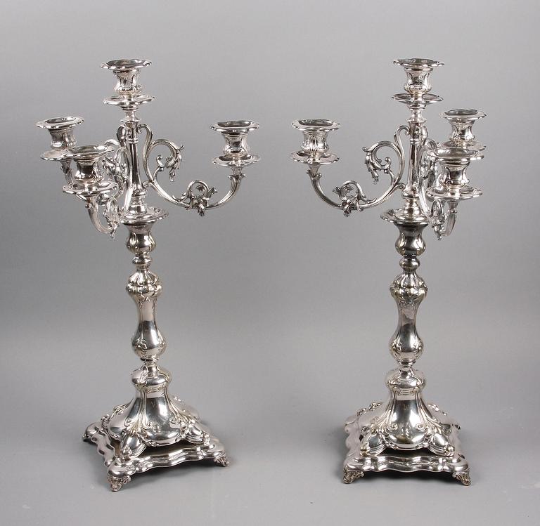 KANDELABRAR, ett par, nysilver. nyrokokostil. 1900-tal.